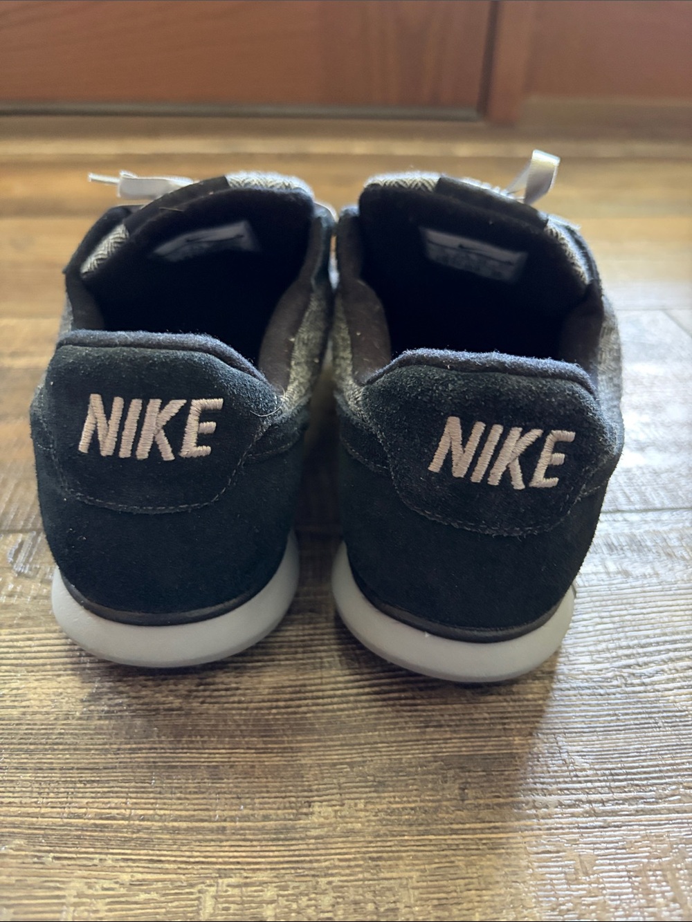 Nike Women’s Gray Herringbone Suede Accent Sneakers Size 10 - Picture 3 of 8